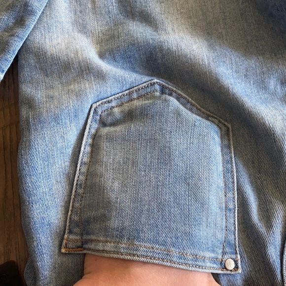 Blue wash jeans, w a unique pattern. Low cut. - Picture 2 of 6